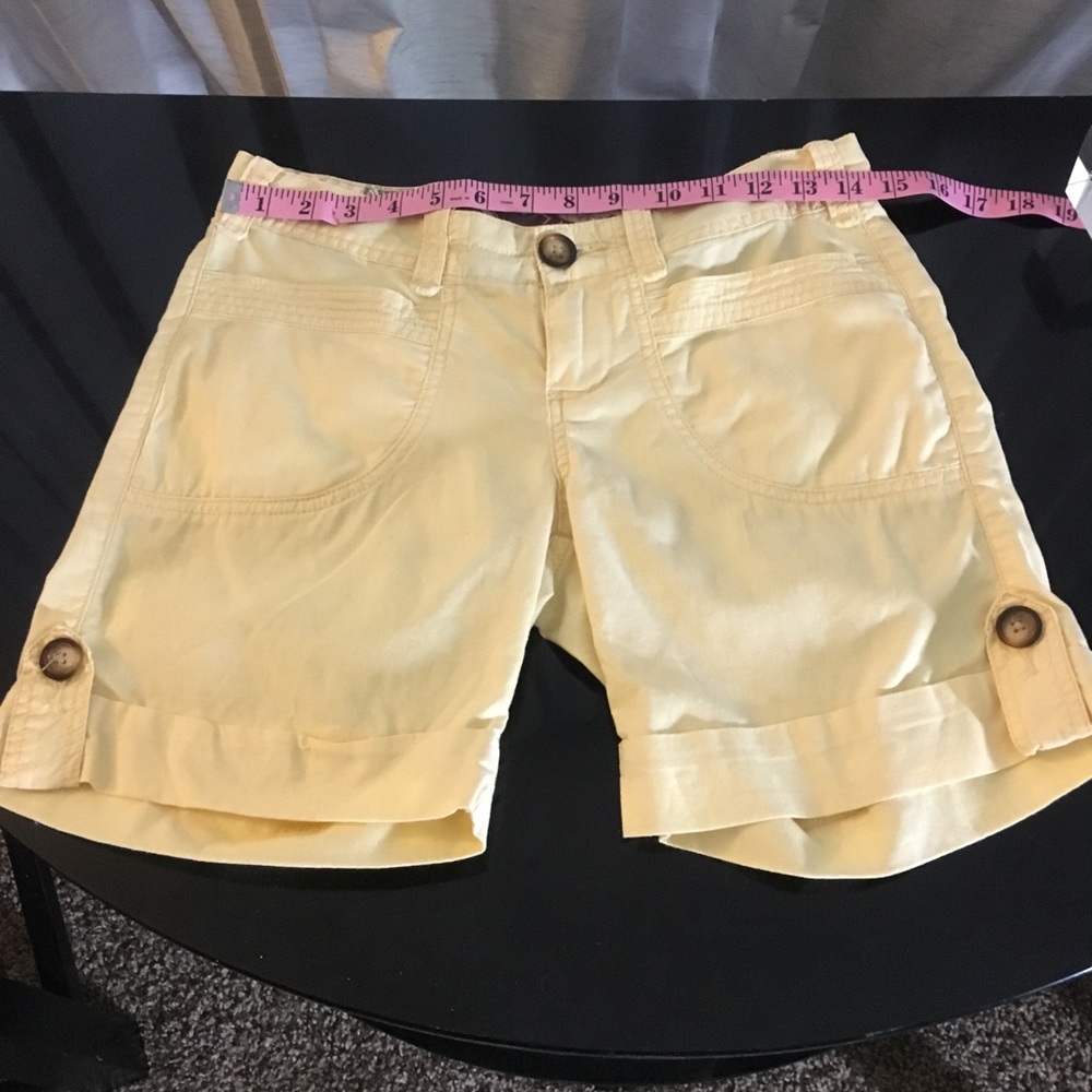 Union Bay Women’s Yellow Shorts. Pre-Owned-size 3.